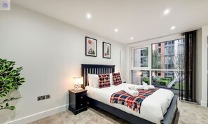 1 chambre, bureau, fer et planche à repasser, lit de bébé portatif