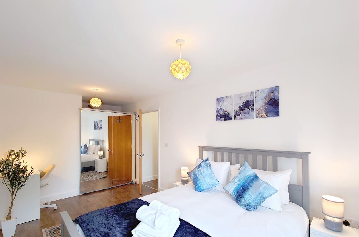 2 slaapkamers, een bureau, een strijkplank/strijkijzer, reisbedje