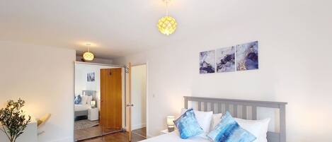 2 slaapkamers, een bureau, een strijkplank/strijkijzer, reisbedje