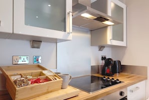 Refrigerador, microondas, horno, placa de cocina