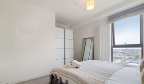 1 habitación, escritorio, tabla de planchar con plancha y cuna de viaje