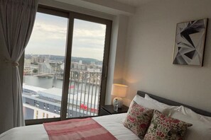 1 chambre, bureau, fer et planche à repasser, lit parapluie
