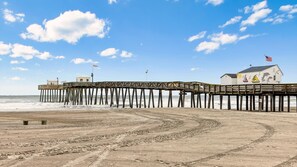 On the beach - Modern 1BR w/ Ocean Views & Parking - OCNJ (Ocean City)