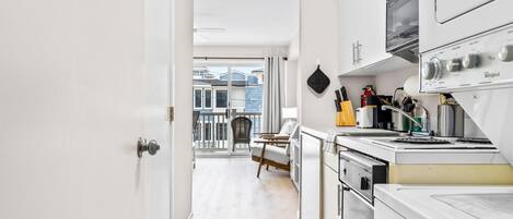 Refrigerador, microondas, placa de cocina, lavavajillas