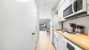 Kühlschrank, Mikrowelle, Herdplatte, Geschirrspüler