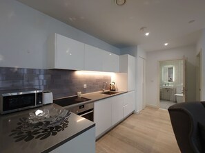 Kylskåp, mikrovågsugn, ugn och spishäll