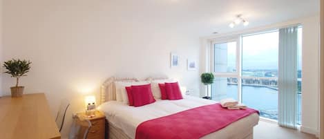 1 chambre, bureau, fer et planche à repasser, lit de bébé portatif