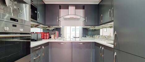Réfrigérateur, four à micro-ondes, un four, surface de cuisson