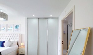 2 Schlafzimmer, Schreibtisch, Bügeleisen/Bügelbrett, Reisekinderbett