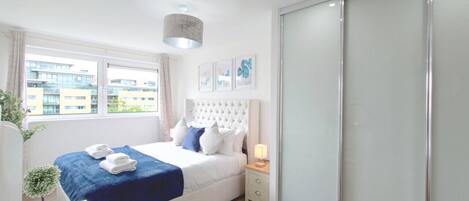 2 Schlafzimmer, Schreibtisch, Bügeleisen/Bügelbrett, Reisekinderbett