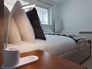 1 Schlafzimmer, Schreibtisch, Bügeleisen/Bügelbrett, Reisekinderbett