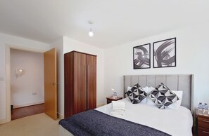 1 Schlafzimmer, Schreibtisch, Bügeleisen/Bügelbrett, Reisekinderbett