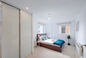 1 Schlafzimmer, Schreibtisch, Bügeleisen/Bügelbrett, Reisekinderbett