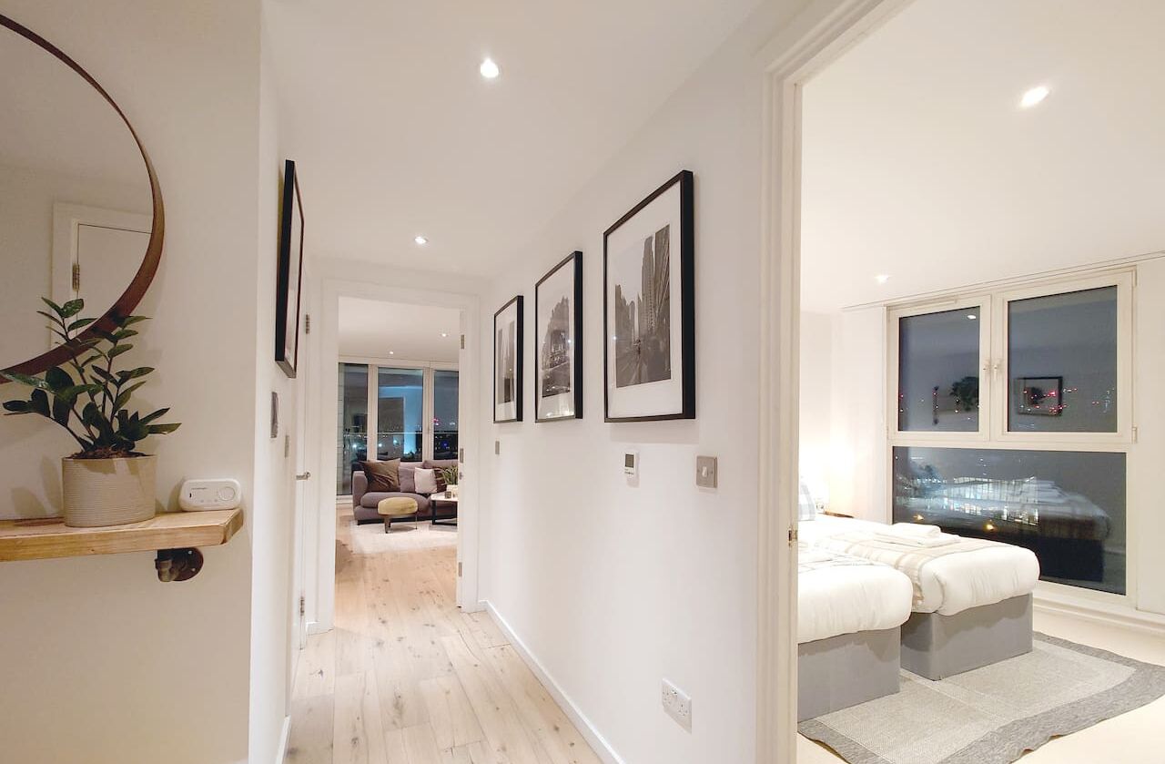 2 室のベッドルーム、デスク、アイロン / アイロン台、旅行用ベビーベッド