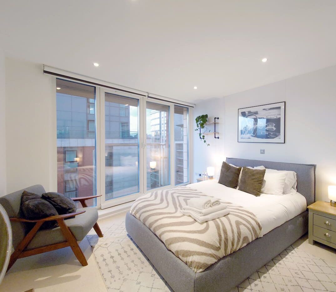 2 bedrooms, desk, iron/ironing board, travel crib