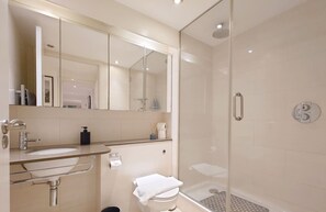 Hair dryer - Deluxe Two Bed Apartment with River & City Views (London)