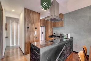 ثلاجة، ميكروويف، فرن، موقد طهي مسطح