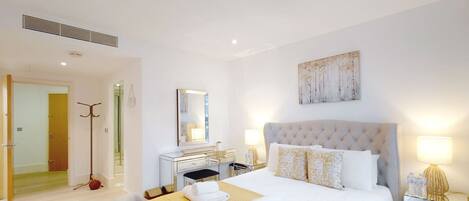 1 bedroom, desk, WiFi