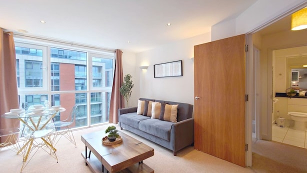 Living area - One Bedroom Apartment with Garden View (London)
