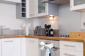 Refrigerador, microondas, horno, placa de cocina