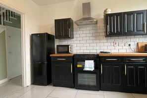 Frigorífico, microondas, horno y placa de cocina