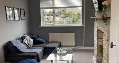 Fully Serviced Three Bed House in Durham