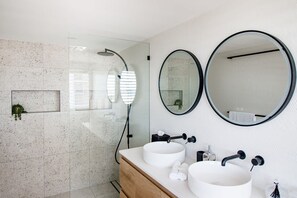 Shower, towels, shampoo - SeaSalt by Khove (Palm Beach)