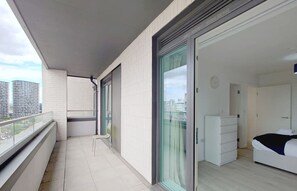 1 chambre, bureau, fer et planche à repasser, lit de bébé portatif