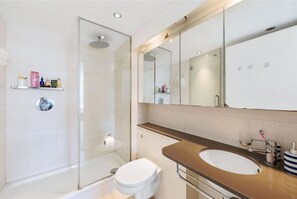 Gratis toiletartikelen, een haardroger, handdoeken, toiletpapier