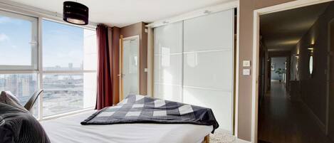 4 bedrooms, desk, iron/ironing board, travel crib