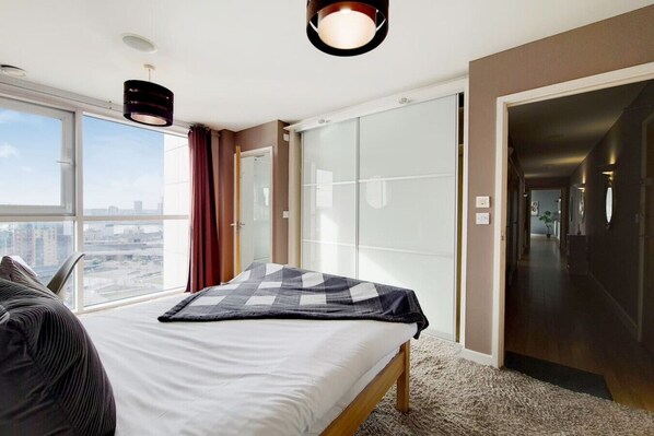 4 bedrooms, desk, iron/ironing board, travel cot