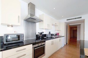 Refrigerador, microondas, horno, placa de cocina