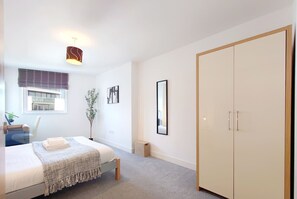 1 habitación, escritorio, tabla de planchar con plancha y cuna de viaje 