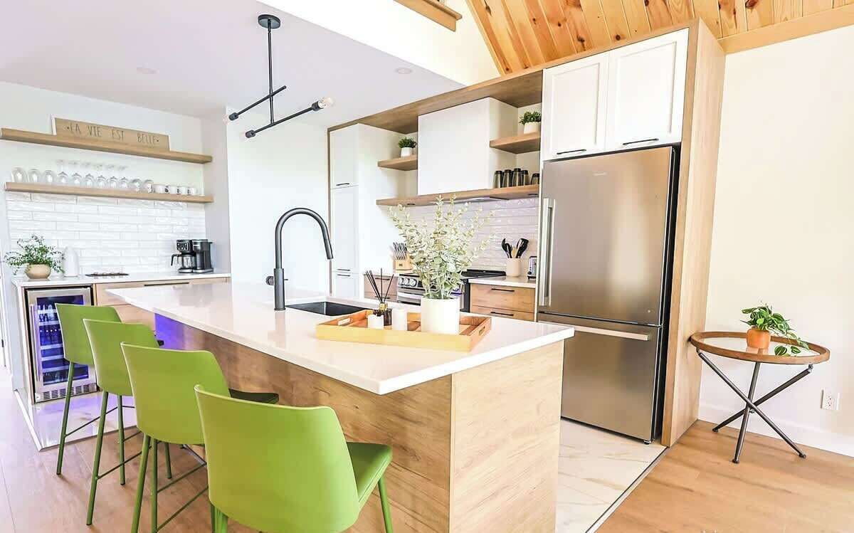 Réfrigérateur, four à micro-ondes, un four, surface de cuisson