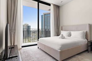 Desk, iron/ironing board, WiFi, bed sheets - Bright studio in Arjan with pool gym and parking (Dubai)