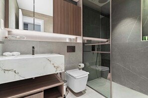 Shower, hair dryer, towels, shampoo - Bright studio in Arjan with pool gym and parking (Dubai)