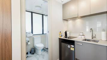 Shower, hair dryer, towels