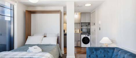 Tabla de planchar con plancha, wifi y ropa de cama