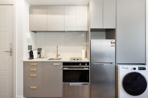 Fridge, microwave, oven, stovetop - Cityview Studio - Heart of Te Aro - Sleeps 2 (Wellington)