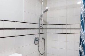 Chuveiro, secador de cabelo, toalhas de banho 