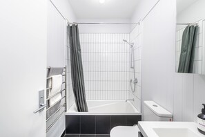 Dusche, Haartrockner, Handtücher