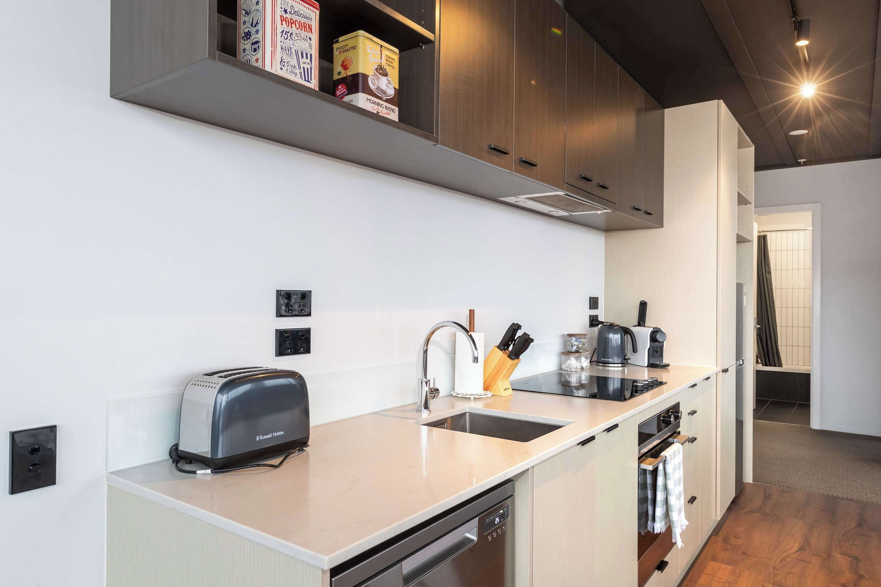 Geladeira, micro-ondas, fogão, cooktop