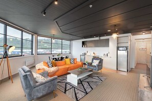 TV - Sunny 3BR Petone Apt – Ocean Views, Walk to Shops (Lower Hutt)