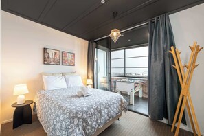 3 bedrooms, iron/ironing board, WiFi, bed sheets - Sunny 3BR Petone Apt – Ocean Views, Walk to Shops (Lower Hutt)