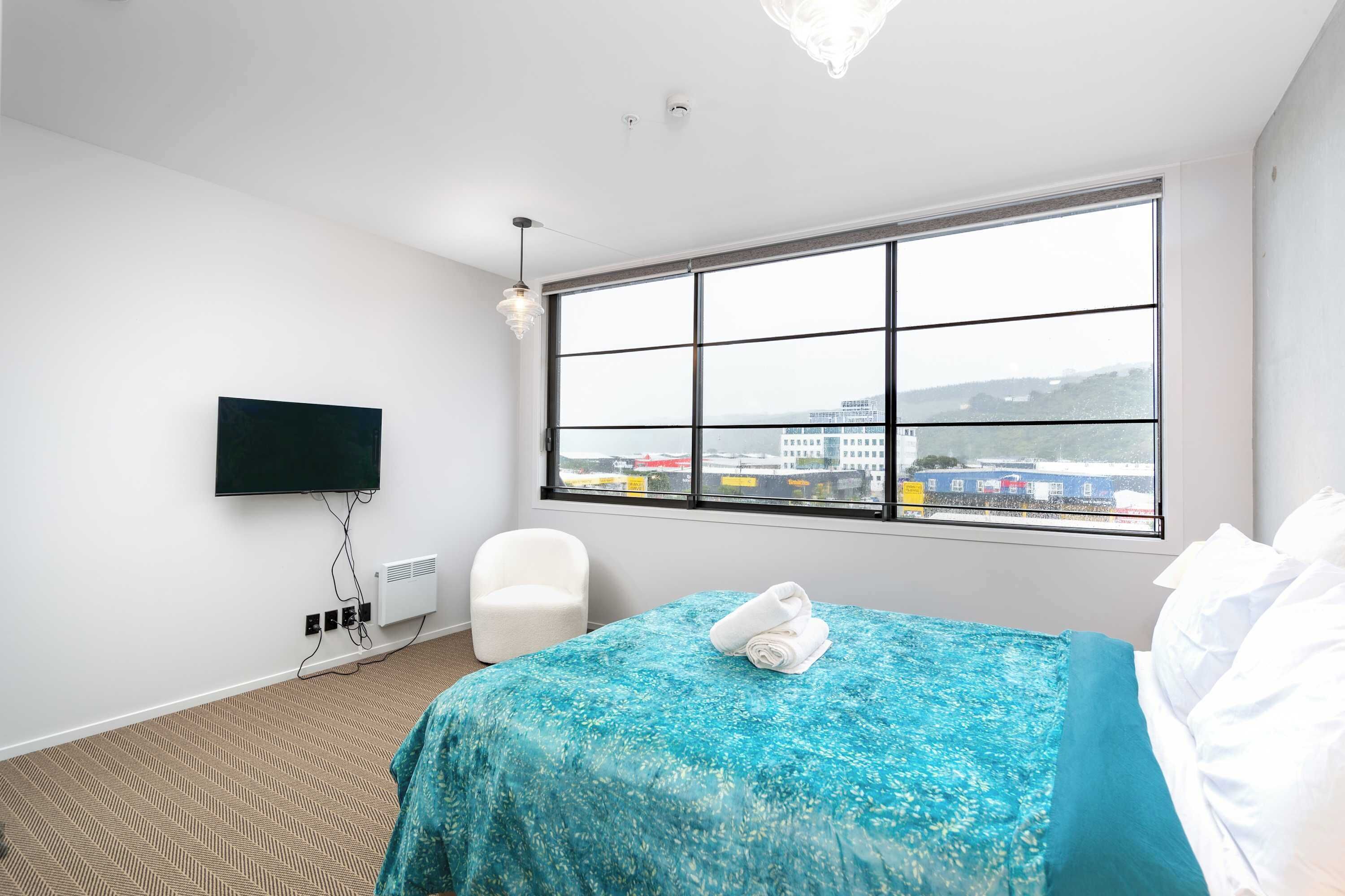 3 habitaciones, tabla de planchar con plancha, wifi y ropa de cama 