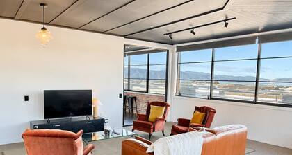Sunny 3BR Petone Apt – Ocean Views, Walk to Shops