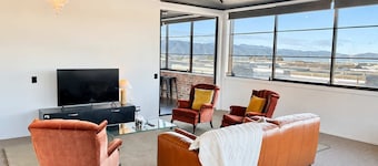 Sunny 3BR Petone Apt – Ocean Views, Walk to Shops