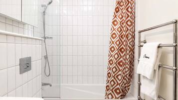 Une salle de bain moderne équipée d’une douche, d’une baignoire et d’un porte-serviettes avec une serviette.