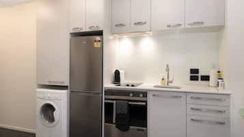 Coffee/tea maker, fridge, oven, stovetop