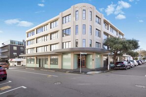 Exterior - Mt Victoria Studio - Kitchen, Bath Tub, Sleeps 2 (Wellington)